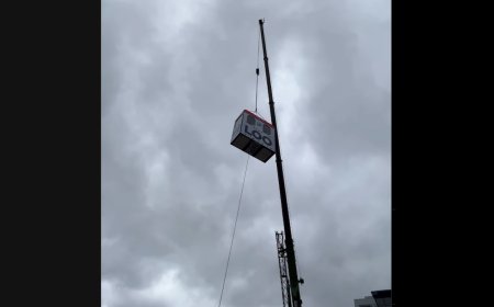 “Loo with a View” Makes Extreme Bathroom-ing an Adrenaline Sport