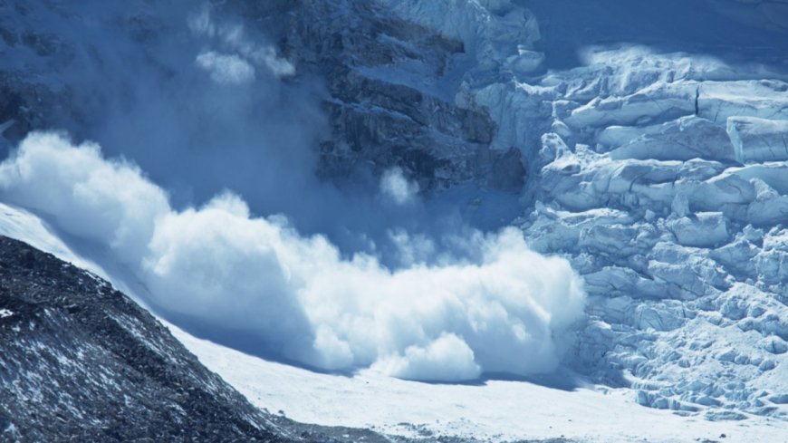 Sherpas Buried in Everest After Ice Mass Movement