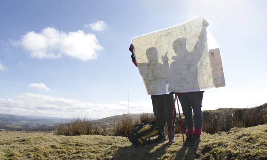 ‘Analog Walking’: Summer’s Hottest Outdoors Trend Is The Anti-TikTok Moment We Need