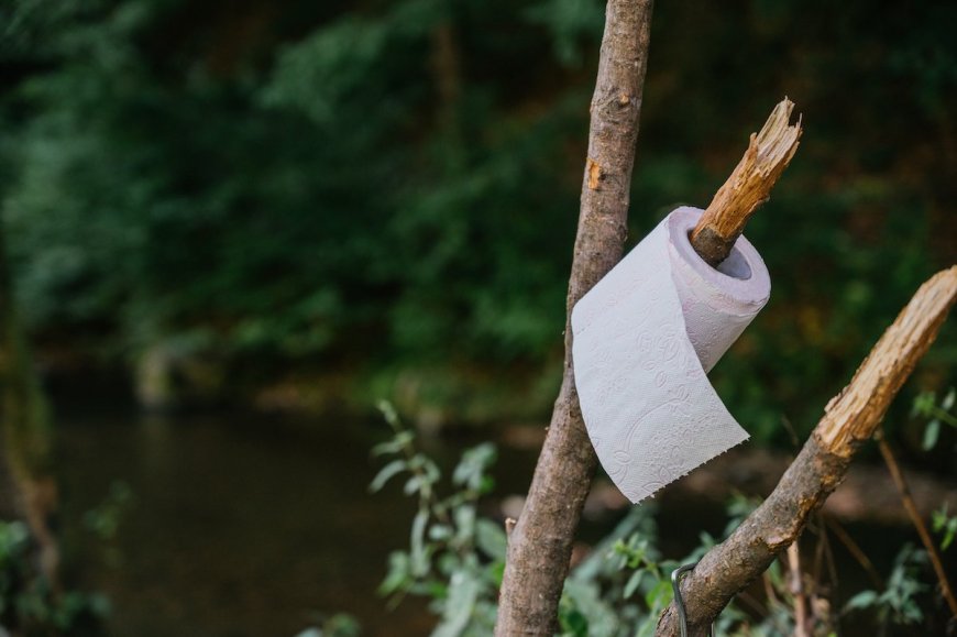 How Bear Grylls Makes an Outdoor Toilet for Camping