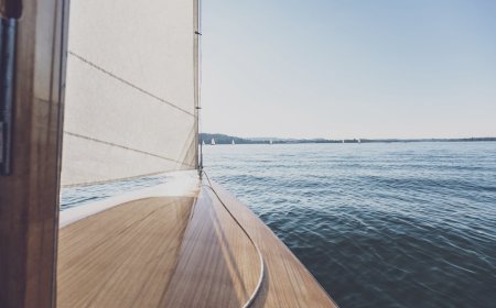 Unanchored Dreams: The Freedom and Challenges of Living at Sea