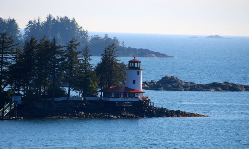 8 Incredible Lighthouses to Visit in the U.S. and Canada