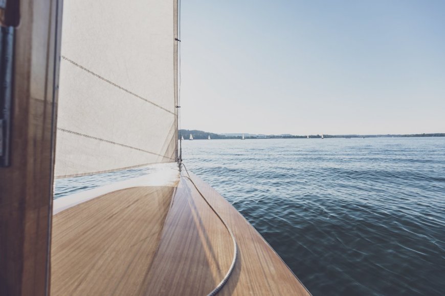Unanchored Dreams: The Freedom and Challenges of Living at Sea