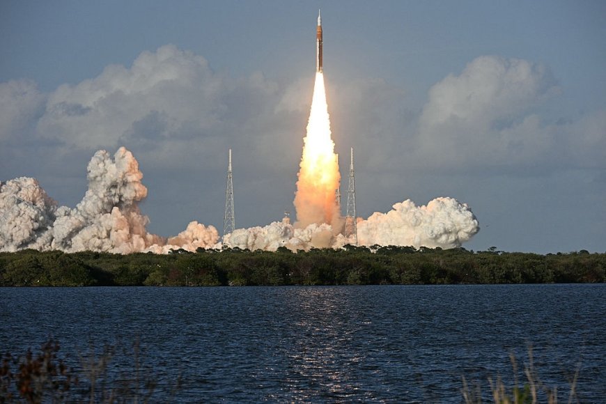 Viral Video: See Artemis II Launch From an Airplane’s Window
