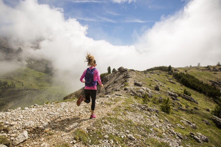 Trail Runner Turns Around Immediately After Seeing This (Video)