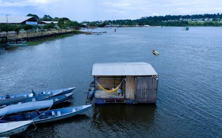 Man Cracks Code on Living Rent-Free in Tiny Houseboat (Video)
