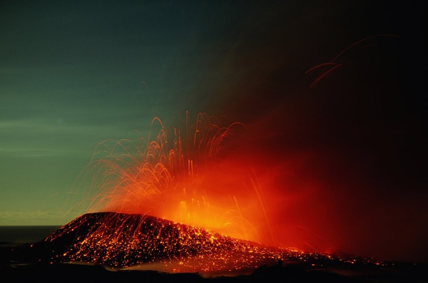 ‘Look at This Magic’: Rainbow Appears Next to Erupting Volcano