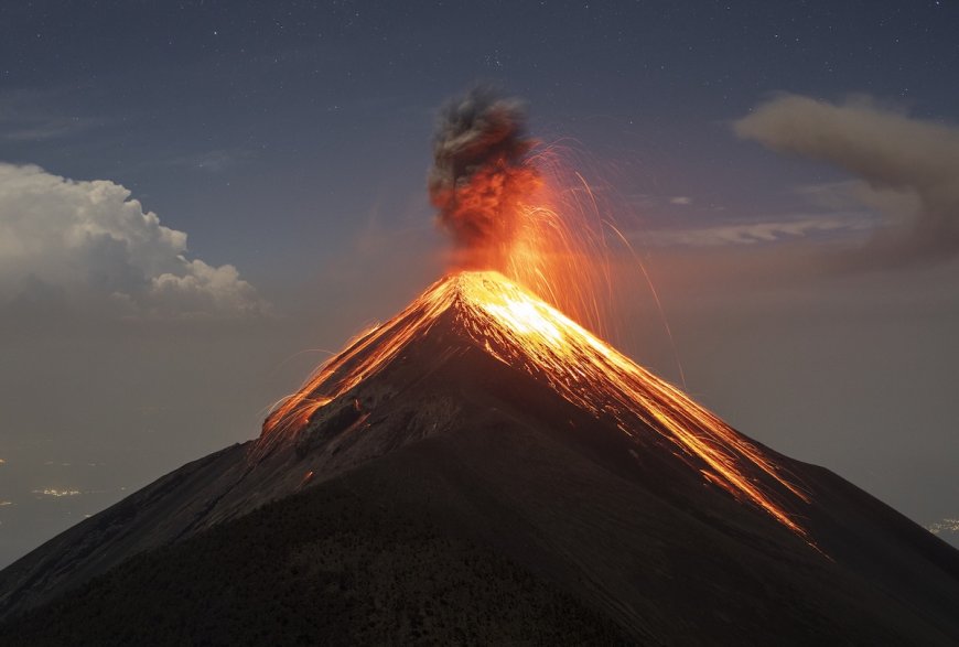 Erupting Volcano in Guatemala Blasts Tourists With Debris (Video)