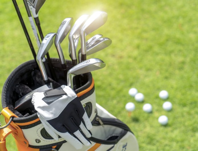 ‘Bear, Get Back Here!’: Bear Steals Golf Clubs in Hilarious Video
