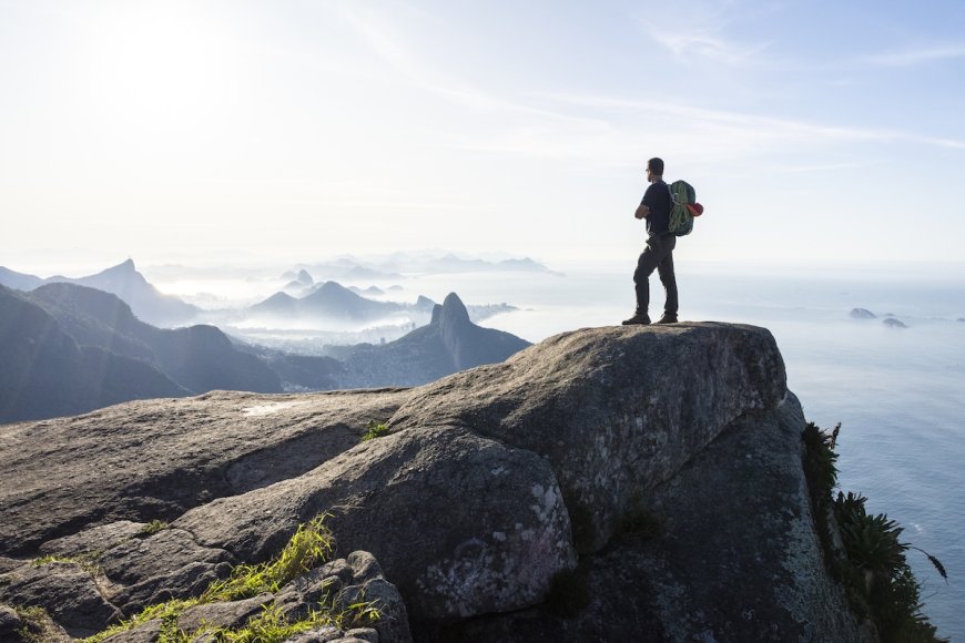 Hiker Falls 500 Feet From Rock in Rio de Janeiro (Video)