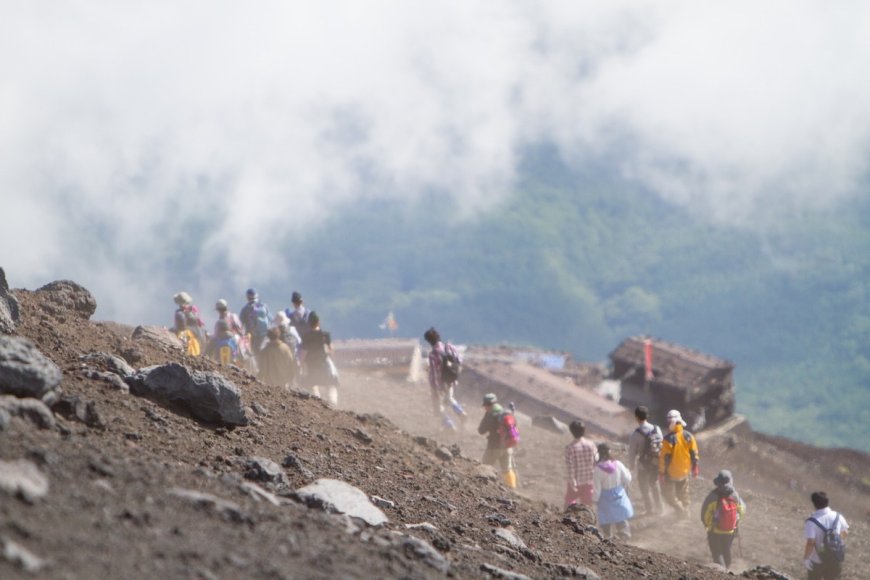 Father Abandons Young Son on Mount Fuji so He Could Summit
